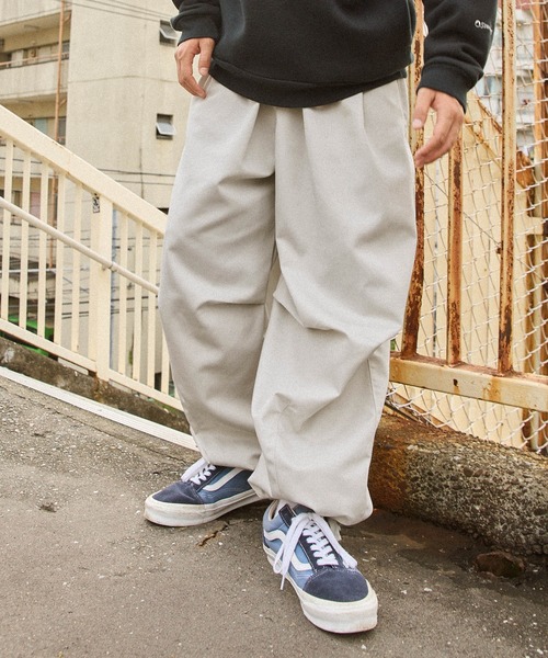 MONO-MART(モノマート)の「ワイドテーパード 裾ドローコード サーカス パラシュートパンツ(その他パンツ・メンズ・ブラック/ネイビー/ベージュ/オリーブ/アイボリー/ダークオリーブ/ブラウン・M/L/XL/S)」の13枚目の写真