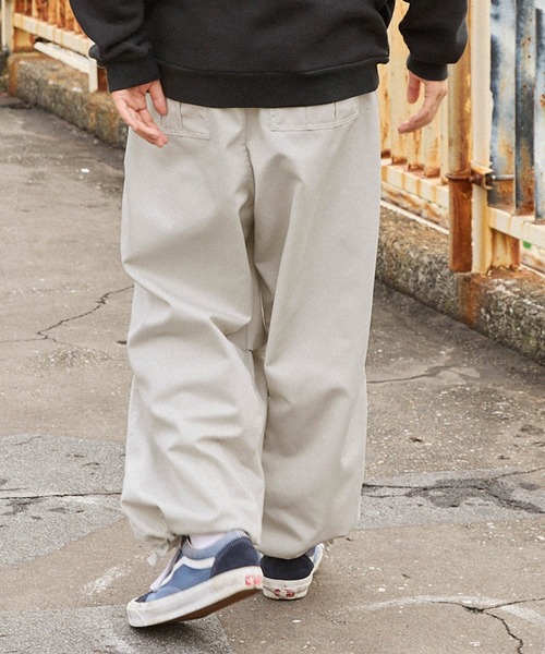 MONO-MART(モノマート)の「ワイドテーパード 裾ドローコード サーカス パラシュートパンツ(その他パンツ・メンズ・ブラック/ネイビー/ベージュ/オリーブ/アイボリー/ダークオリーブ/ブラウン・M/L/XL/S)」の16枚目の写真