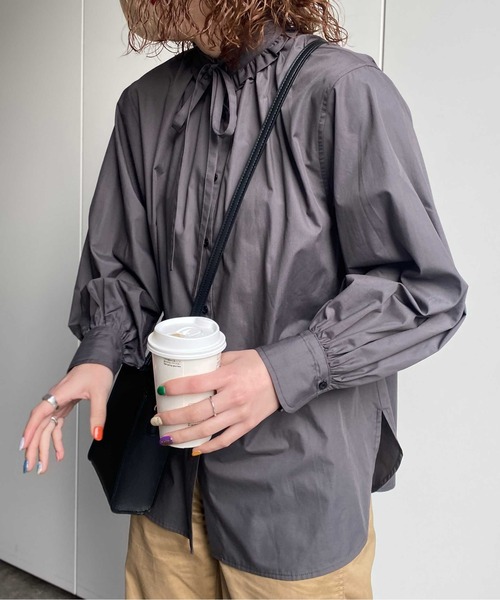 CPCM（シーピーシーエム）の「リボン付きフリルブラウス（シャツ/ブラウス・レディース・オフホワイト/チャコールグレー/サックスブルー・FREE）」の4枚目の写真