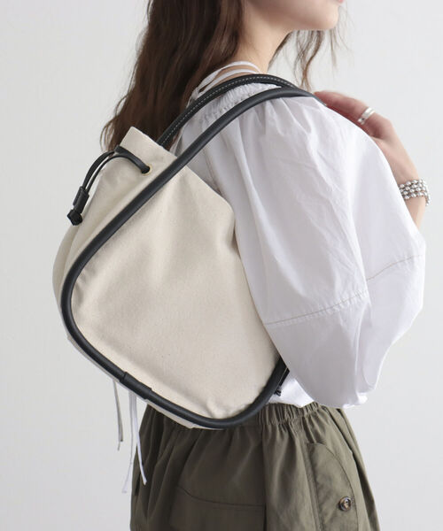 fredy emue（フレディエミュ）の「ループハンドルキャンバスワンショルバッグ（ショルダーバッグ・レディース・ブラック/キャメル・FREE）」の9枚目の写真