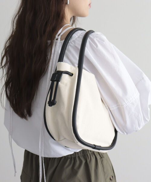 fredy emue（フレディエミュ）の「ループハンドルキャンバスワンショルバッグ（ショルダーバッグ・レディース・ブラック/キャメル・FREE）」の8枚目の写真