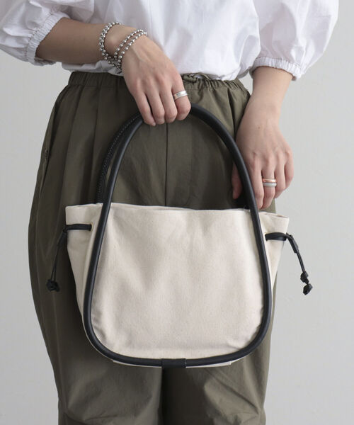 fredy emue（フレディエミュ）の「ループハンドルキャンバスワンショルバッグ（ショルダーバッグ・レディース・ブラック/キャメル・FREE）」の7枚目の写真