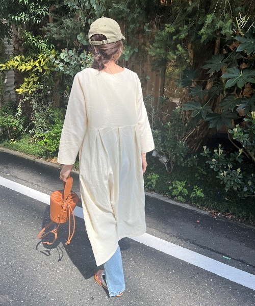 ISOOK(アイスー)の「Tuck flare linen one-piece / タックフレアリネンワンピース(chiica select)(ワンピース・レディース・アイボリー/ブラック・FREE)」の13枚目の写真
