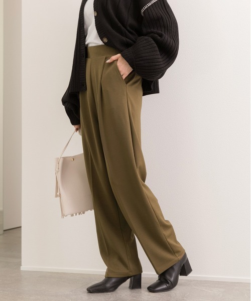 ad thie（アドティエ）の「センターシームタックテーパードパンツ（その他パンツ・レディース・ピンクベージュ/ダークグリーン/ブラック/ベビーピンク/ピンク/カーキ/スカイブルー/マスタード/ライトグリーン/ブルーグリーン/モカ/ネイビー/ボルドー/ラベンダー/イエロー/ベージュ・LL/SMALL/LARGE/MEDIUM）」の6枚目の写真