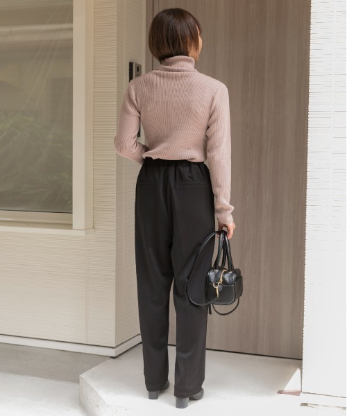 ad thie（アドティエ）の「センターシームタックテーパードパンツ（その他パンツ・レディース・ピンクベージュ/ダークグリーン/ブラック/ベビーピンク/ピンク/カーキ/スカイブルー/マスタード/ライトグリーン/ブルーグリーン/モカ/ネイビー/ボルドー/ラベンダー/イエロー/ベージュ・LL/SMALL/LARGE/MEDIUM）」の18枚目の写真