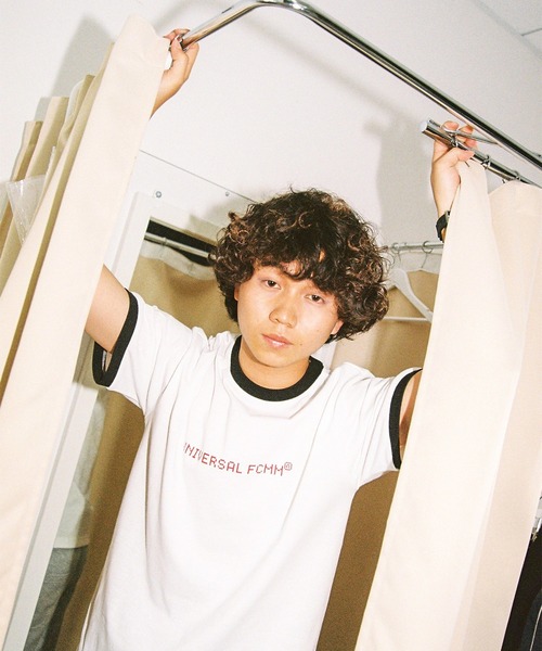 FCMM(エフシーエムエム)の「【日本限定アイテム】UNIVERSAL RINGER S/S TEE/ユニバーサルリンガーショートスリーブT(Tシャツ/カットソー・メンズ・ベージュ/ホワイト/ライトグレー・LARGE/SMALL)」の2枚目の写真