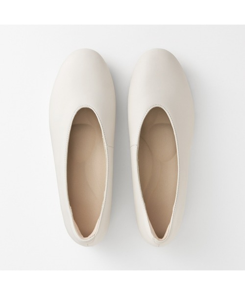 無印良品(ムジルシリョウヒン)の「婦人 疲れにくい レザー深履きシューズ(その他シューズ・レディース・オフホワイト/ブラック・24.0cm/22.5cm/23.5cm/25.0cm/24.5cm/23.0cm)」の3枚目の写真