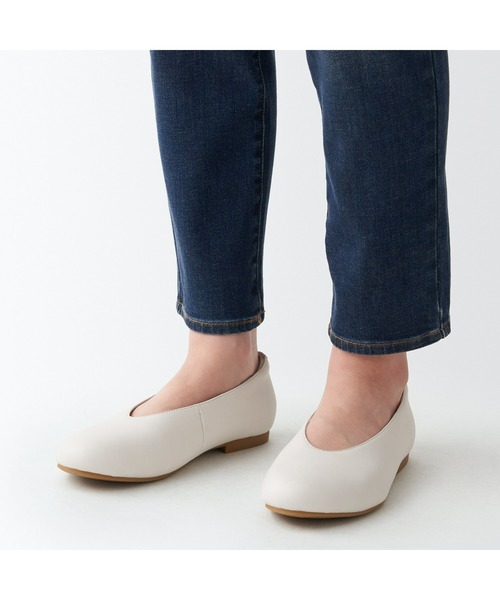 無印良品(ムジルシリョウヒン)の「婦人 疲れにくい レザー深履きシューズ(その他シューズ・レディース・オフホワイト/ブラック・24.0cm/22.5cm/23.5cm/25.0cm/24.5cm/23.0cm)」の9枚目の写真