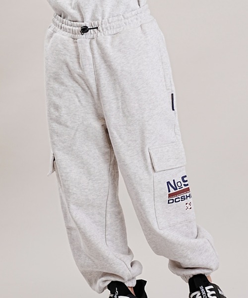DC(ディーシー)の「DC/ディーシー 23 KD FLEECE CARGO PANT23 キッズ ワイド フリース カーゴ パンツ パンツ スケートボード YPT234527(カーゴパンツ・キッズ・ブラック/ライトグレー・140cm/150cm/160cm/130cm)」の2枚目の写真