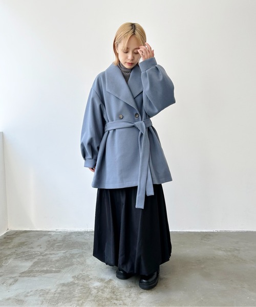 Meli rich(メリーリッチ)の「バックウエストタックミドルコート(チェスターコート・レディース・ブルー/ブラウン/アイボリー/グレイッシュベージュ/ブラック・MEDIUM)」の8枚目の写真