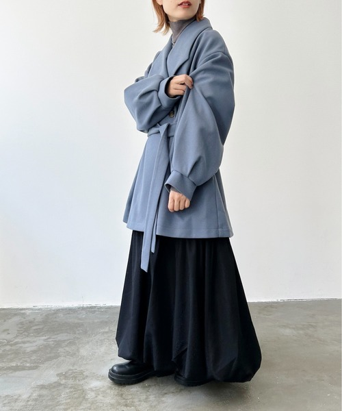 Meli rich(メリーリッチ)の「バックウエストタックミドルコート(チェスターコート・レディース・ブルー/ブラウン/アイボリー/グレイッシュベージュ/ブラック・MEDIUM)」の6枚目の写真