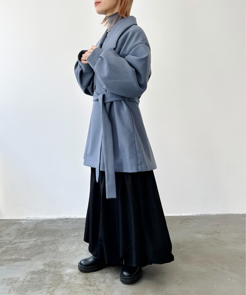 Meli rich(メリーリッチ)の「バックウエストタックミドルコート(チェスターコート・レディース・ブルー/ブラウン/アイボリー/グレイッシュベージュ/ブラック・MEDIUM)」の7枚目の写真