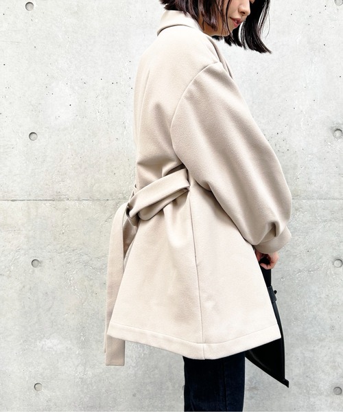 Meli rich(メリーリッチ)の「バックウエストタックミドルコート(チェスターコート・レディース・ブルー/ブラウン/アイボリー/グレイッシュベージュ/ブラック・MEDIUM)」の10枚目の写真