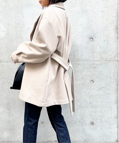 Meli rich(メリーリッチ)の「バックウエストタックミドルコート(チェスターコート・レディース・ブルー/ブラウン/アイボリー/グレイッシュベージュ/ブラック・MEDIUM)」の11枚目の写真