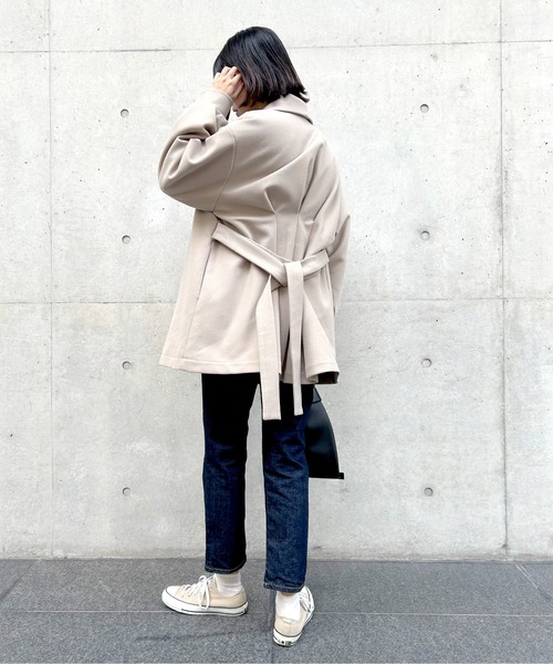 Meli rich(メリーリッチ)の「バックウエストタックミドルコート(チェスターコート・レディース・ブルー/ブラウン/アイボリー/グレイッシュベージュ/ブラック・MEDIUM)」の22枚目の写真