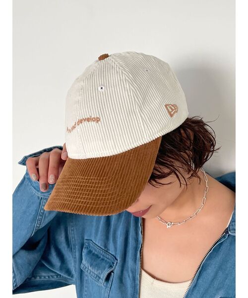 NEW ERA(ニューエラ)の「NEW ERA バイカラーコーデュロイロゴキャップ(キャップ・レディース・キャメル/グリーン/レッド・FREE)」の1枚目の写真