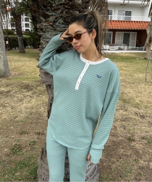 ROXY(ロキシー)の「PACIFIC OCEAN/ロキシーワッフル素材ワンポイントブランドロゴヘンリーネックカットソー(Tシャツ/カットソー・レディース・ホワイト/ブラック/オフホワイト・LARGE/MEDIUM/SMALL)」の2枚目の写真