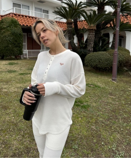 ROXY(ロキシー)の「PACIFIC OCEAN/ロキシーワッフル素材ワンポイントブランドロゴヘンリーネックカットソー(Tシャツ/カットソー・レディース・ホワイト/ブラック/オフホワイト・LARGE/MEDIUM/SMALL)」の3枚目の写真