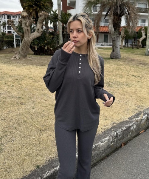 ROXY(ロキシー)の「PACIFIC OCEAN/ロキシーワッフル素材ワンポイントブランドロゴヘンリーネックカットソー(Tシャツ/カットソー・レディース・ホワイト/ブラック/オフホワイト・LARGE/MEDIUM/SMALL)」の1枚目の写真