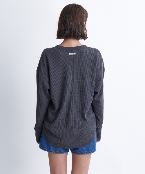 ROXY(ロキシー)の「PACIFIC OCEAN/ロキシーワッフル素材ワンポイントブランドロゴヘンリーネックカットソー(Tシャツ/カットソー・レディース・ホワイト/ブラック/オフホワイト・LARGE/MEDIUM/SMALL)」の6枚目の写真