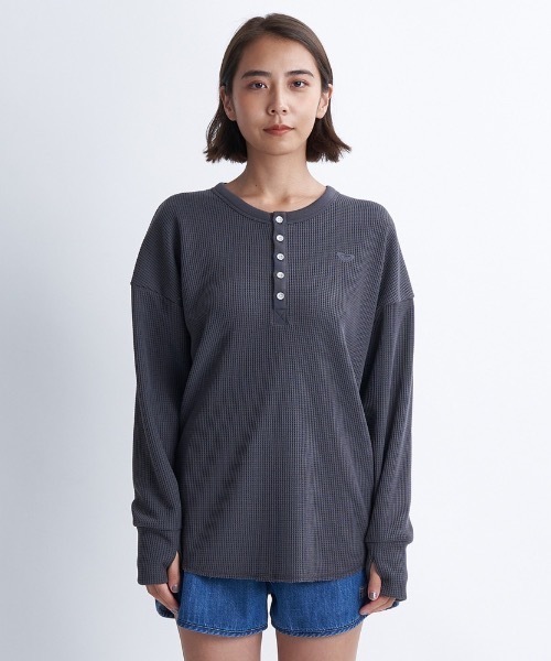 ROXY(ロキシー)の「PACIFIC OCEAN/ロキシーワッフル素材ワンポイントブランドロゴヘンリーネックカットソー(Tシャツ/カットソー・レディース・ホワイト/ブラック/オフホワイト・LARGE/MEDIUM/SMALL)」の5枚目の写真