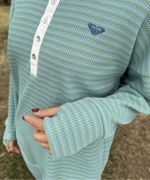 ROXY(ロキシー)の「PACIFIC OCEAN/ロキシーワッフル素材ワンポイントブランドロゴヘンリーネックカットソー(Tシャツ/カットソー・レディース・ホワイト/ブラック/オフホワイト・LARGE/MEDIUM/SMALL)」の17枚目の写真