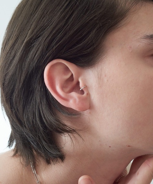 and cloud(アンドクラウド)の「Hoop Tragus Cuff(イヤーカフ・レディース・シルバー/ブラック/イエローゴールド・FREE)」の2枚目の写真