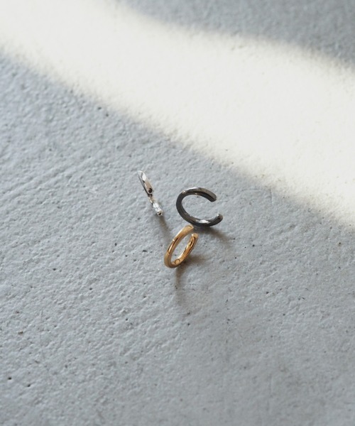 and cloud(アンドクラウド)の「Hoop Tragus Cuff(イヤーカフ・レディース・シルバー/ブラック/イエローゴールド・FREE)」の1枚目の写真