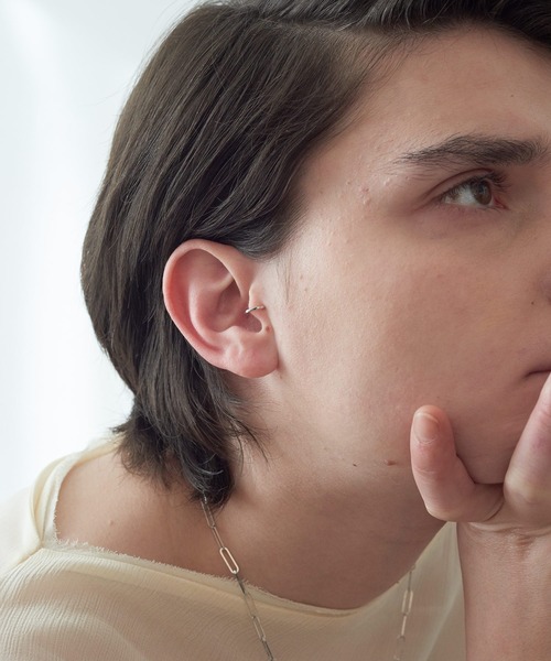 and cloud(アンドクラウド)の「Hoop Tragus Cuff(イヤーカフ・レディース・シルバー/ブラック/イエローゴールド・FREE)」の6枚目の写真