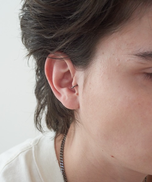 and cloud(アンドクラウド)の「Hoop Tragus Cuff(イヤーカフ・レディース・シルバー/ブラック/イエローゴールド・FREE)」の7枚目の写真