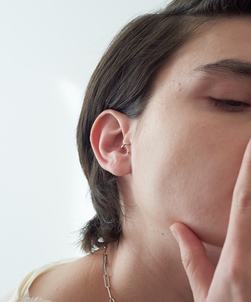 and cloud(アンドクラウド)の「Hoop Tragus Cuff(イヤーカフ・レディース・シルバー/ブラック/イエローゴールド・FREE)」の15枚目の写真