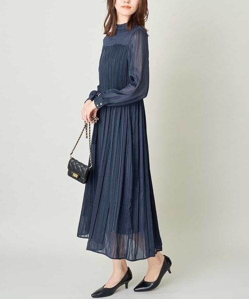a.v.v（アーヴェヴェ）の「【マシンウォッシャブル】ベルテッドプリーツワンピース（ワンピース・レディース・ブルー/オレンジ/ネイビー・36/34/38/40/42）」の2枚目の写真