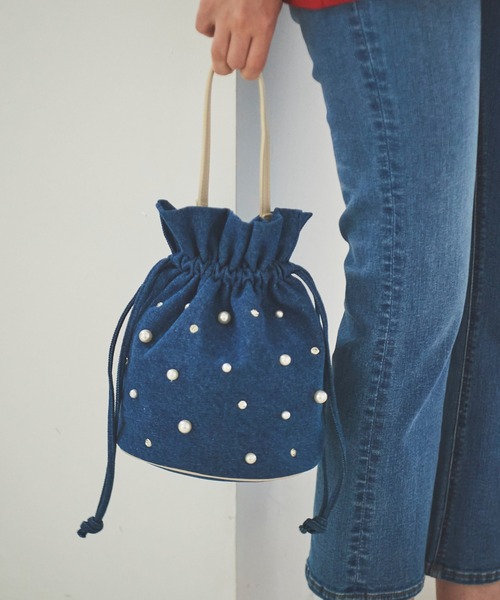 31 Sons de mode（トランテアン　ソン　ドゥ　モード）の「パールビジュー巾着バッグ（ハンドバッグ・レディース・ブラック/ダークインディゴブルー・フリー）」の4枚目の写真