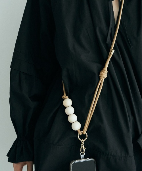 marjour(マージュール)の「WOOD BALL SHOULDER STRAP(スマホグッズ・レディース・ブラック/ベージュ・FREE)」の2枚目の写真