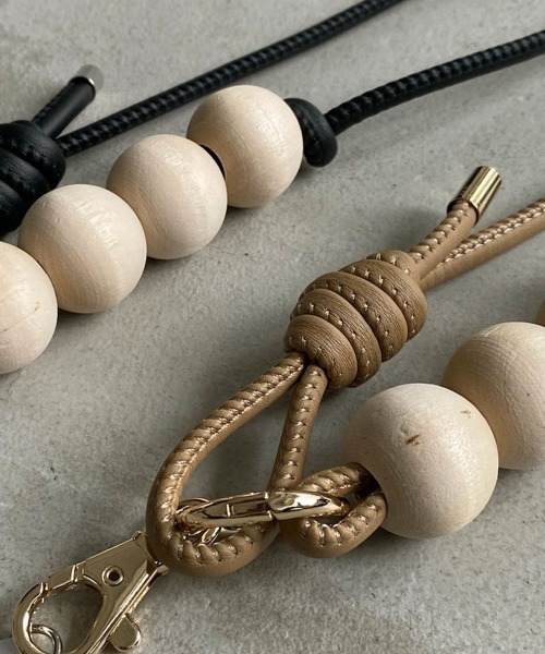 marjour(マージュール)の「WOOD BALL SHOULDER STRAP(スマホグッズ・レディース・ブラック/ベージュ・FREE)」の4枚目の写真