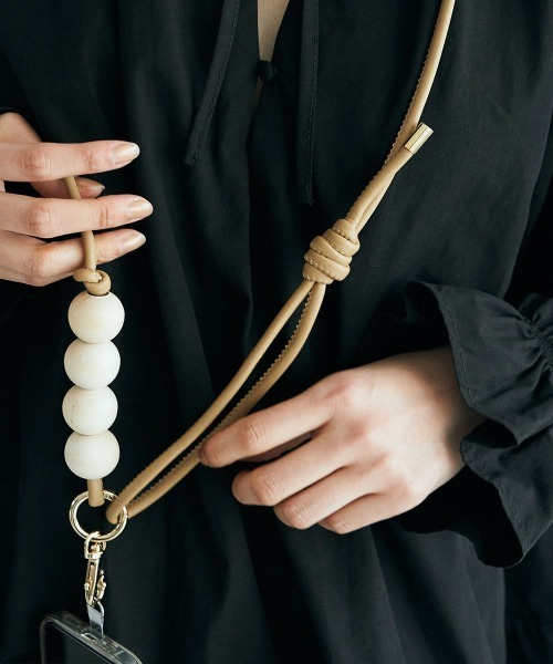 marjour(マージュール)の「WOOD BALL SHOULDER STRAP(スマホグッズ・レディース・ブラック/ベージュ・FREE)」の8枚目の写真