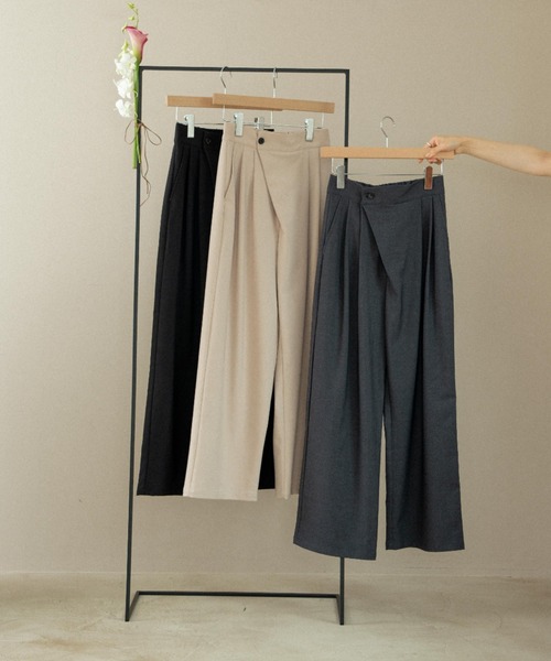 hinari（ヒナリ）の「ラップタックパンツ（その他パンツ・レディース・チャコールグレー/ライトベージュ/ブラック・SMALL/X-SMALL/FREE）」の4枚目の写真