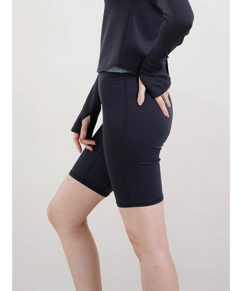 YORT(ヨート)の「【UVカット・接触冷感】ショート丈レギンスパンツ(その他パンツ・レディース・チャコール/ブラック・MEDIUM)」の8枚目の写真