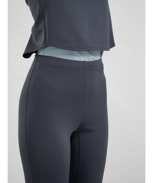 YORT(ヨート)の「【UVカット・接触冷感】ショート丈レギンスパンツ(その他パンツ・レディース・チャコール/ブラック・MEDIUM)」の11枚目の写真