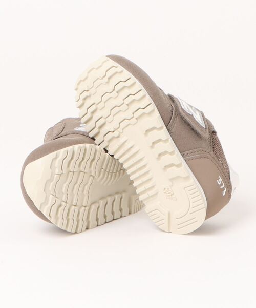 NEW BALANCE（ニューバランス）の「new balance ニューバランス IZ373 ベビースニーカー ベビーシューズ 子供靴 ワンベルト 732373 AS2 マッシュルーム（スニーカー・キッズ・ブラウン・12cm/12.5cm/13.0cm/13.5cm/14.0cm/14.5cm/15.0cm/15.5cm/16.0cm/16.5cm）」の2枚目の写真