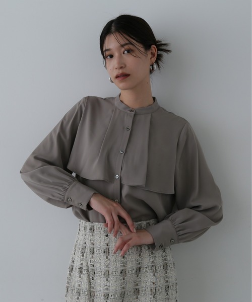 N.（N. Natural Beauty Basic）（エヌエヌナチュラルビューティーベーシック）の「◆◇ ケープディティールブラウス（シャツ/ブラウス・レディース・イエロー/オフホワイト/ブラック/グレー系その他・MEDIUM）」の4枚目の写真