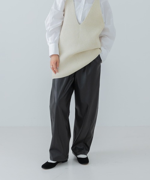 URBAN RESEARCH（アーバンリサーチ）の「レザーライクコクーンパンツ（その他パンツ・レディース・ブラック/ベージュ・FREE）」の2枚目の写真