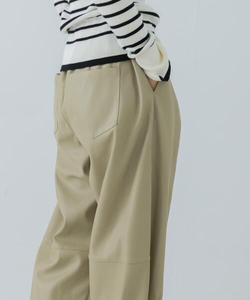 URBAN RESEARCH（アーバンリサーチ）の「レザーライクコクーンパンツ（その他パンツ・レディース・ブラック/ベージュ・FREE）」の3枚目の写真