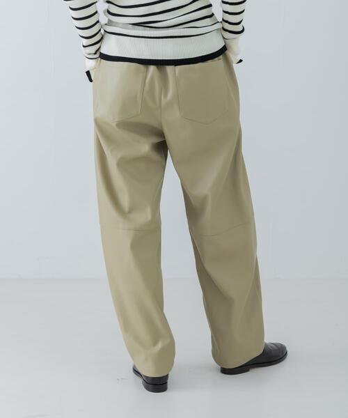 URBAN RESEARCH（アーバンリサーチ）の「レザーライクコクーンパンツ（その他パンツ・レディース・ブラック/ベージュ・FREE）」の4枚目の写真