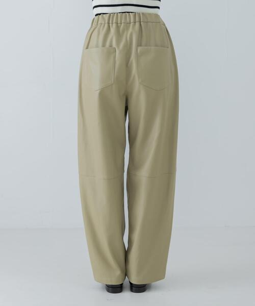 URBAN RESEARCH（アーバンリサーチ）の「レザーライクコクーンパンツ（その他パンツ・レディース・ブラック/ベージュ・FREE）」の12枚目の写真