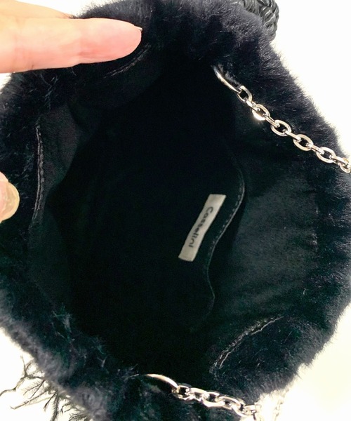 Q（キュー）の「フラッフィーフェザー巾着バッグ（クラッチバッグ・レディース・ブラック/ライトグレー・ONE SIZE）」の16枚目の写真