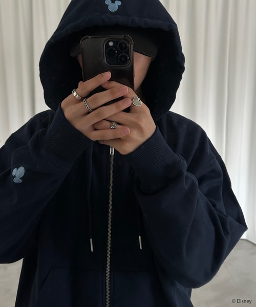 ONCILY（オンシェリー）の「【 Disney / Mickey Mouse 】 HIDDEN LOGO FULL-ZIP HOODIE / 【 ディズニー / ミッキーマウス 】ヒドゥンロゴフルジップフーディ（パーカー・メンズ・ネイビー/ブラック・SMALL/MEDIUM/LARGE）」の21枚目の写真