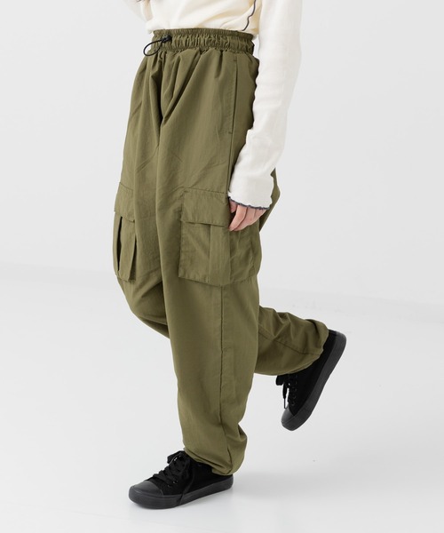 chil2（チルツー）の「ナイロン ワイドカーゴパンツ（カーゴパンツ・キッズ・ベージュ/カーキ/クリーム/ブラック・120cm/150cm/140cm/160cm/100cm/110cm/130cm）」の4枚目の写真