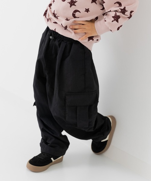 chil2（チルツー）の「ナイロン ワイドカーゴパンツ（カーゴパンツ・キッズ・ベージュ/カーキ/クリーム/ブラック・120cm/150cm/140cm/160cm/100cm/110cm/130cm）」の2枚目の写真
