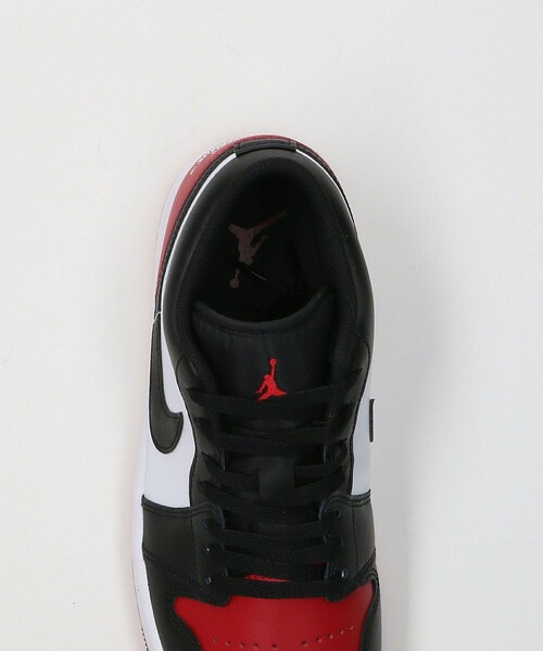 NIKE(ナイキ)の「<NIKE> AIR JORDAN 1 LOW 553558-161/スニーカー(スニーカー・メンズ・レッド・28cm/27.5cm/27cm/26.5cm/26cm)」の4枚目の写真